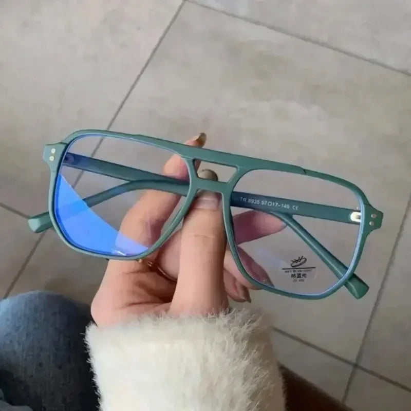 1 unidad de gafas modernas con filtro de luz azul, nuevas, para hombre y mujer, con montura transparente para usar frente a pantallas de ordenador, estilo retro y forma cuadrada.